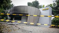 Kondisi Pos Polisi Subsektor Pejompongan pasca dibakar pihak tak dikenal usai aksi berujung ricuh di depan Gedung DPR/MPR RI, Jakarta, Selasa (12/4/2022). Pospol tersebut dibakar tepat setelah ada bentrokan yang melibatkan pihak kepolisian di sekitar lokasi kejadian. (Liputan6.com/Faizal Fanani)