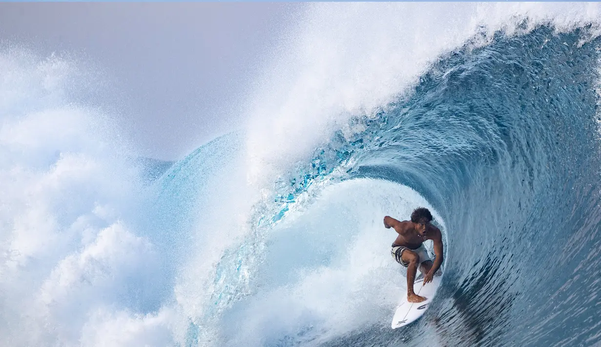 Peselancar Tahiti Matahi Drollet beraksi menaklukan ombak saat bertanding pada hari pertama Tahiti Pro 2019 di Teahupoo, Tahiti (24/8/2019). Tahiti Pro 2019 berlangsung dari 24 Agustus hingga 1 September. (AFP Photo/Brian Bielman)