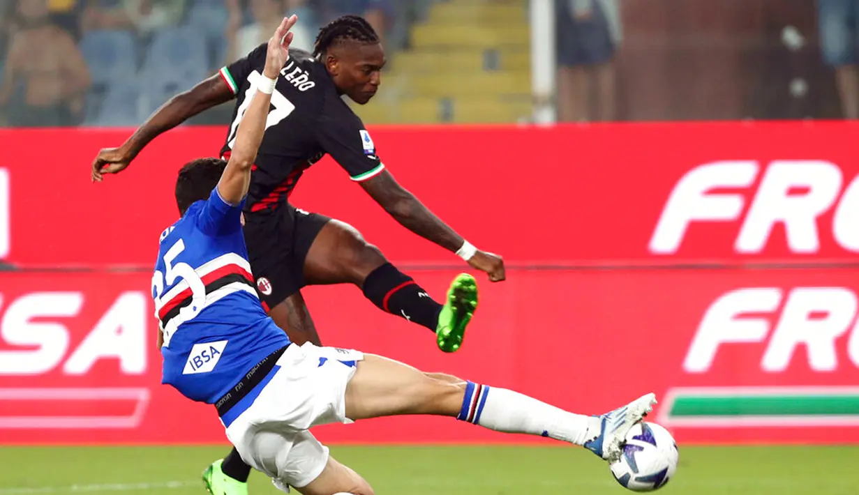 Pemain AC Milan Rafael Leao (belakang) berebut bola dengan pemain Sampdoria Alex Ferrari pada pertandingan sepak bola Serie A Liga Italia di Genova, Italia, 10 September 2022. AC Milan menang dengan skor 2-1 atas Sampdoria. (Tano Pecoraro/LaPresse via AP)