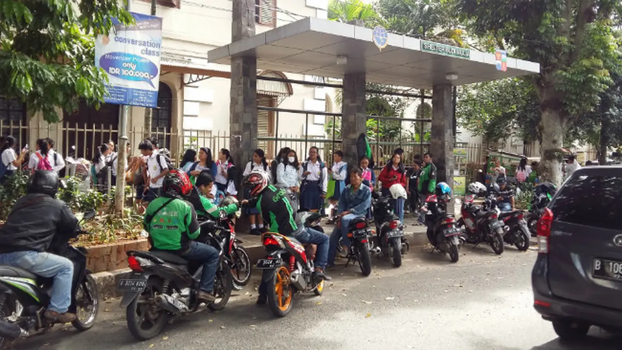 Pemkot Bogor menilai keberadaan alat transportasi online di Bogor kurang koordinasi sehingga membuat lalu lintas bertambah macet. (Liputan6.com/Achmad Sudarno)