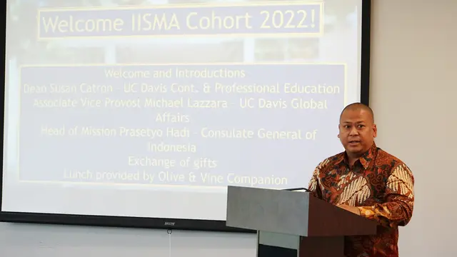 Konjen RI Prasetyo Hadi bersama dengan 25 mahasiswa terpilih dalam program beasiswa Indonesian International Student Mobility Award (IISMA) di University California (UC) Davis tahun 2022. (Dok: KJRI San Fransisco)