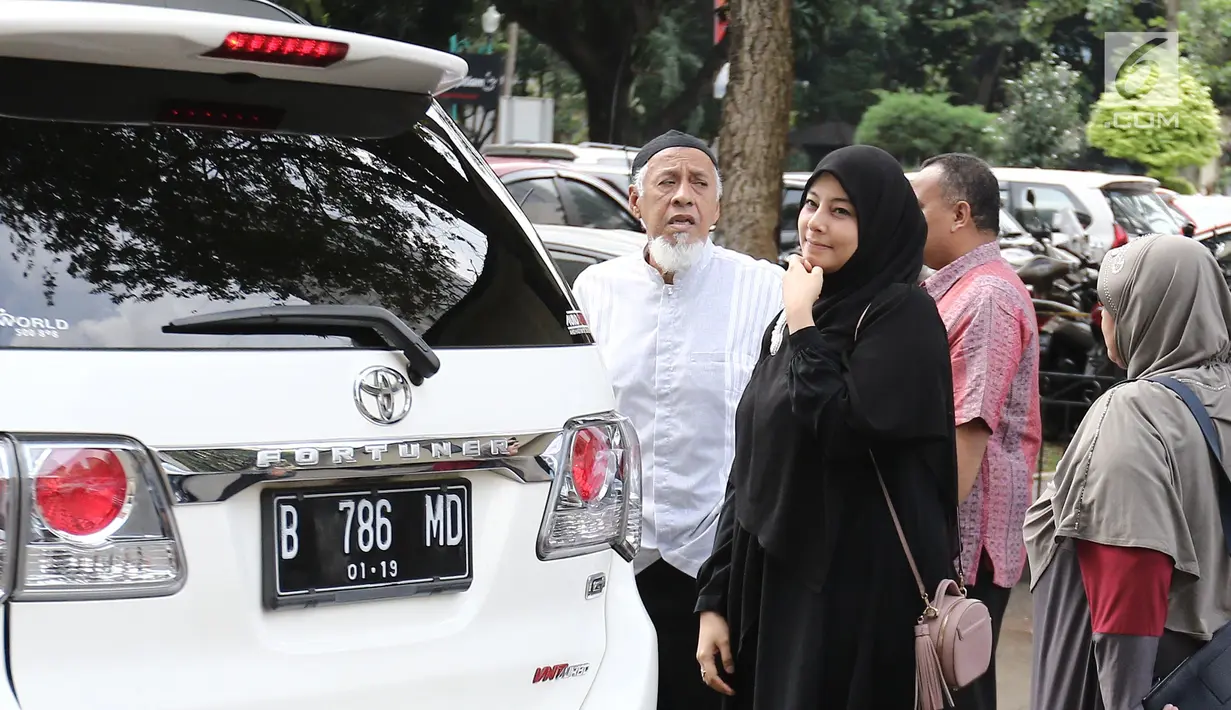 Istri Ustaz Alhabsyi, Putri Aisah Aminah tiba di Ditreskrimum Polda Metro Jaya, (31/5). Putri yang didampingi keluarga dan pengacara akan diperiksa atas tuduhan perampasan disertai kekerasan terhadap asisten rumah tangganya (Liputan6.com/Herman Zakharia)