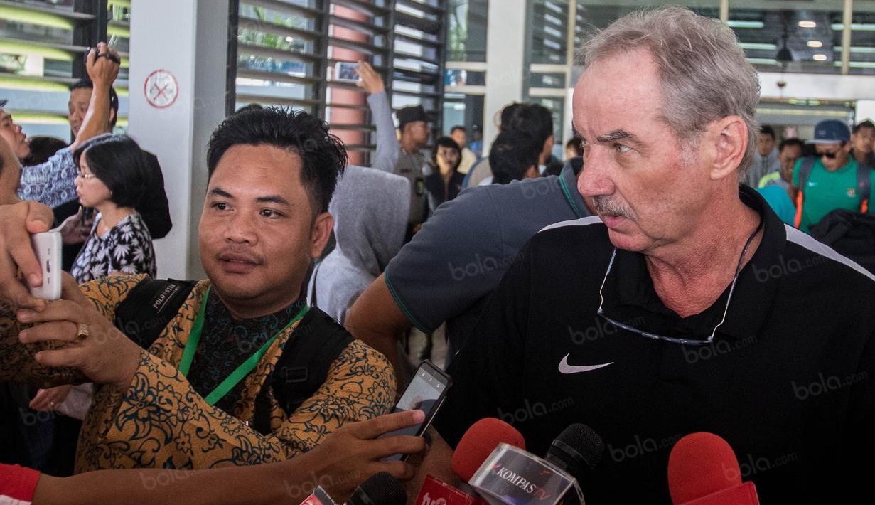 Pelatih Timnas Indonesia, Alfred Riedl, menjawab pertanyaan wartawan saat tiba di Bandara Soekarno-Hatta, Banten, Sabtu (26/11/2016). Timnas Indonesia berhasil lolos ke babak semifinal Piala AFF 2016. (Bola.com/Vitalis Yogi Trisna)