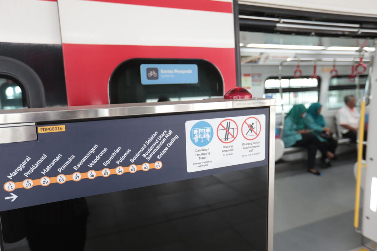 Prabowo Sapa Warga dan Pelajar di LRT Manggarai