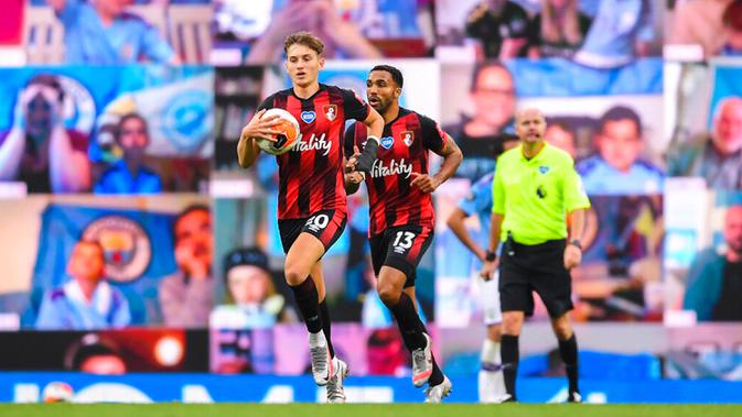 Pemain Bournemouth David Brooks (kiri) membawa bola usai mencetak gol ke gawang Manchester City pada pertandingan lanjutan Liga Inggris di Stadion Ethiopia di Manchester, Inggris (15/7/2020). Manchester City menang tipis 2-1 atas Bournemouth. (Laurence Griffiths / Pool via AP)