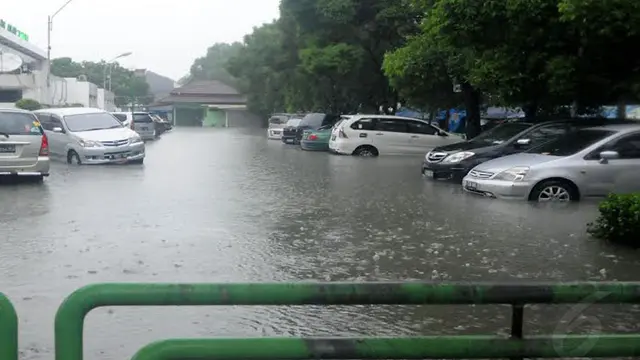 Ojek Gerobak dan Perahu di Kawasan Rumah Sakit Islam Jakarta