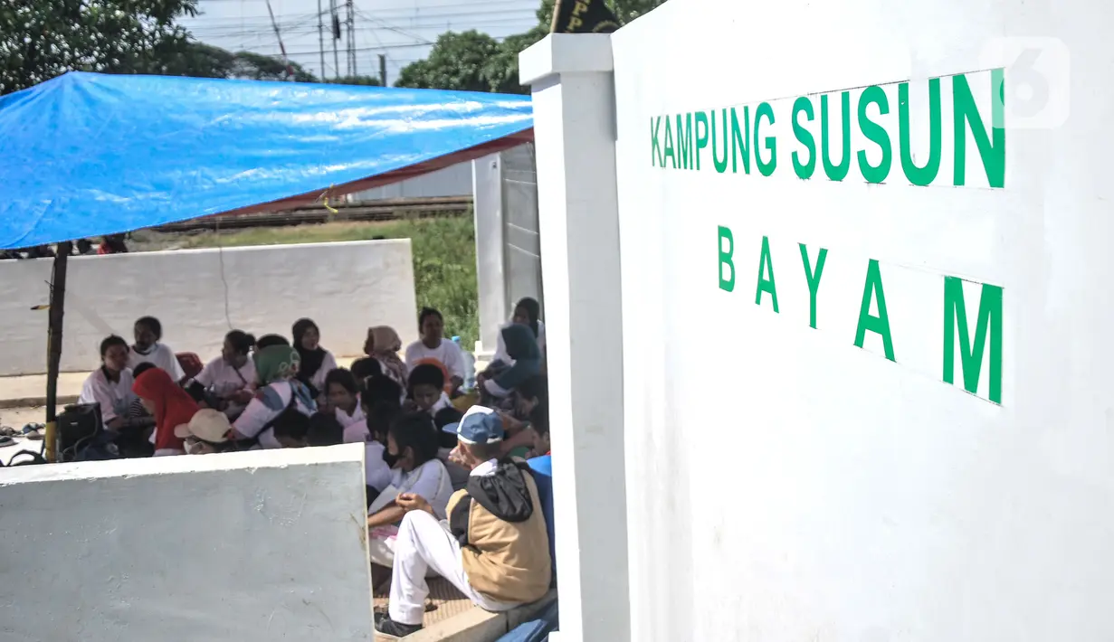 Warga bertahan di tenda pengungsian saat berunjuk rasa di depan gerbang Kampung Susun Bayam, Jakarta Utara, Senin (21/11/2022). Aksi tersebut dilakukan untuk menagih janji PT Jakpro dan Pemprov DKI Jakarta agar warga bisa segera menempati Kampung Susun Bayam secepatnya. (merdeka.com/Iqbal S. Nugroho)
