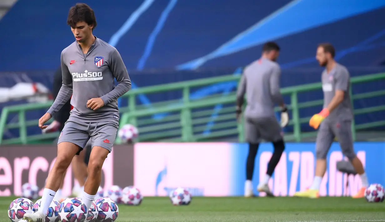 Pemain Atletico Madrid, Joao Felix, saat mengikuti latihan jelang perempat final Liga Champions 2019/2020 di Estadio Jose Alvalade, Portugal, Kamis (13/8/2020). Atletico Madrid akan menghadapi RB Liepzig di perempat final liga Champions. (AFP/Lluis Gene)