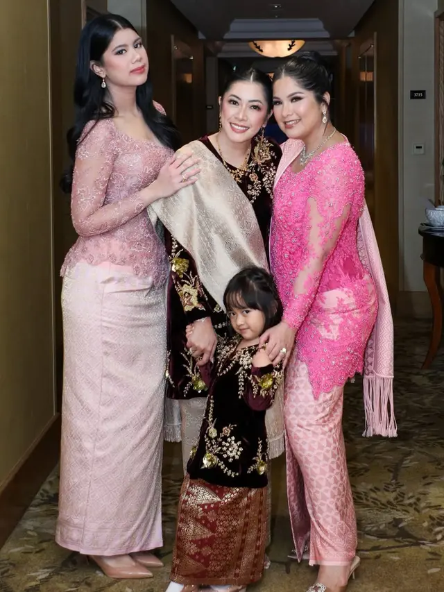 Annisa Pohan saat Kondangan pakai kebaya pink. [@ruby_26]