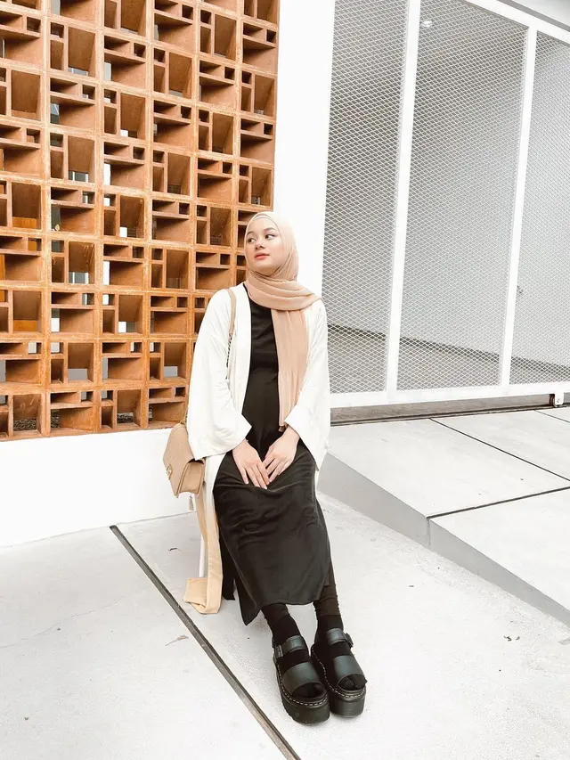6 Gaya Berhijab Dinda Hauw yang Selalu Tampak Muda Walau Sudah Punya Dua Anak