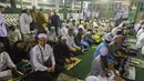 Ribuan jemaah Masjid An Nur Empang Bogor membludak sampai ke jalan untuk ikut salat tarawih dan zikir bersama di masjid tersebut. (merdeka.com/Arie Basuki)