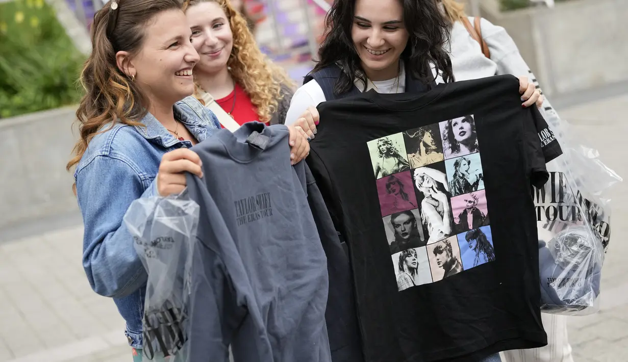 Penggemar yang tidak memiliki tiket diminta untuk tidak berkumpul untuk mendengarkan di luar Stadion Wembley. (AP Photo/Alastair Grant)