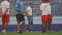 Terpuruk, Iwan Budianto Semangati Pemain Arema