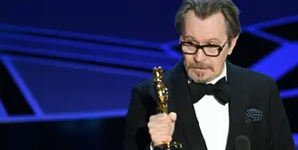 Kemenangan Gary Oldman sebagai Best Actor ternyata mengundang kontroversi. Mantan istri Gary pun melakukan protes keras akan hal itu. (MARK RALSTON / AFP)