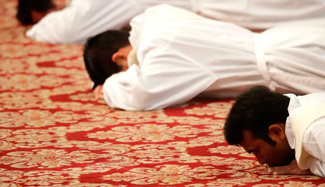Ekspresi imam baru saat berbaring di lantai ketika mengikuti upacara penahbisan yang dipimpin Paus Fransiskus di Basilika Santo Petrus, Vatikan, Minggu (22/4). Dalam acara ini Paus Fransiskus menahbiskan 16 imam baru. (AP Photo/Alessandra Tarantino)