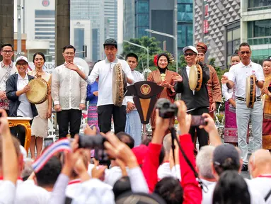 Presiden Joko Widodo (tengah) bersama jajaran menteri dan para duta besar negara-negara anggota Asean serta non-Asean saat membuka acara Kick Off ASEAN Indonesia 2023 di Bundaran HI, Jakarta, Minggu (29/1/2023). Acara tersebut merupakan 'kick off' keketuaan Indonesia dalam ASEAN 2023 yang puncaknya akan berlangsung dua kali, yakni Konferensi Tingkat Tinggi (KTT) ASEAN pada Mei 2023 di Labuan Bajo, Provinsi Nusa Tenggara Timur (NTT) dan KTT ASEAN Plus di Jakarta pada September 2023. (Liputan6.com/Angga Yuniar)