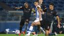 Striker Porto, Jesus Corona (tengah), dijepit dua pemain Manchester City, Fernandinho (kiri) dan Rodrigo Hernandez dalam laga lanjutan Liga Champions 2020/21 Grup C di Dragao Stadium, Porto, Selasa (1/12/2020) waktu setempat. Porto bermain imbang 0-0 dengan Manchester City. (AFP/Miguel Riopa/Pool)