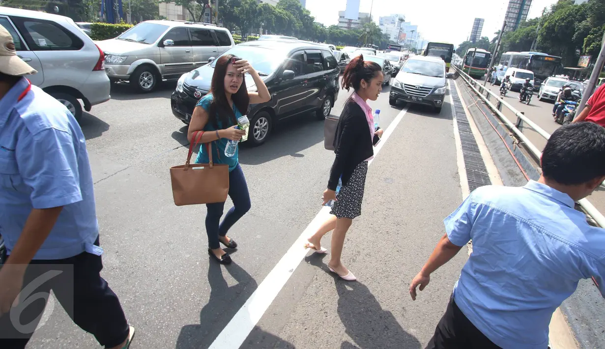 Ekpresi penumpang yang dipaksa turun saat sweeping sopir taksi di tol dalam kota, Mampang, Jakarta, Selasa (22/3). Sweeping itu dilakukan terhadap sesama sopir taksi yang masih mengangkut penumpang pada aksi mogok bersama. (Liputan6.com/Immanuel Antonius)