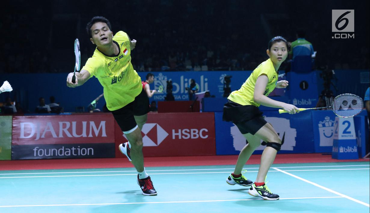 Ganda campuran Indonesia, Debby Susanto/Ricky Karandasuwardi saat melawan He Jiting/Du Yue (China) pada babak pertama Indonesia Open 2018 di Istora GBK, Jakarta, Selasa (3/7). Ricky/Debby unggul. 17-21, 21-13, 24-22 (Liputan6.com/Helmi Fithriansyah)
