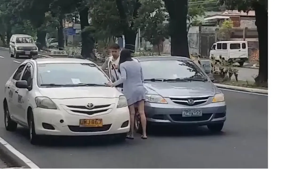 Tak Terima Mobil Disalip, Wanita ini Tampar Sopir Taksi