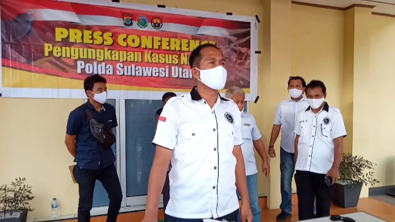Wakil Direktur Reserse Narkoba Polda Sulut AKBP Raswin Bachtiar Sirait saat memberikan keterangan pers kepada wartawan, Selasa (30/6/2020).