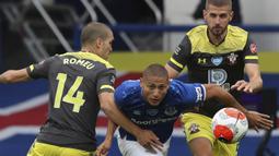 Penyerang Everton, Richarlison, berebut bola dengan pemain Southampton pada laga lanjutan Premier League pekan ke-34 di Goodison Park, Jumat (10/7/2020) dini hari WIB. Everton bermain imbang 1-1 atas Southampton. (Peter Byrne/Pool via AP)