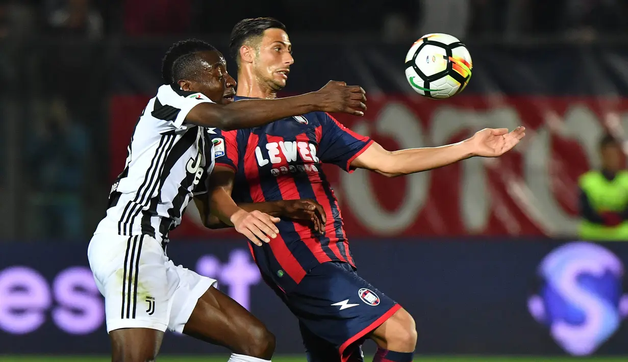 Gelandang Juventus, Blaise Matuidi, duel udara dengan gelandang Crotone, Rolando Mandragora, pada laga Serie A di Stadion Ezio Scida, Kamis (19/4/2018). Juventus ditahan imbang 1-1 oleh Crotone. (AFP/Giovanni Isolino)