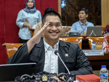 Menteri Pemuda dan Olahraga (Menpora) Dito Ariotedjo memberi isyarat saat mengikuti rapat kerja dengan Komisi X DPR di Kompleks Parlemen, Senayan, Jakarta, Rabu (31/5/2023). Rapat tersebut membahas rencana pergeseran alokasi anggaran Piala Dunia U-20 serta anggaran tahun 2024. (Liputan6.com/Faizal Fanani)