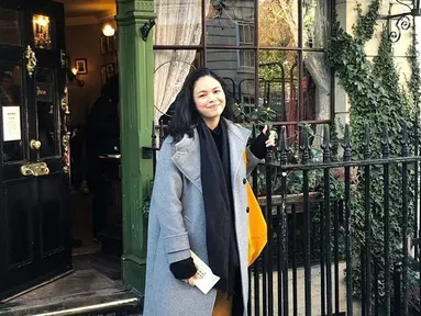 Salah satunya kesempatan Alyysa liburan di London di salah satu museum Sherlock Holmes ini. Tak heran jika ia harus mengenakan pakain tebal saat berada di negeri 4 musim itu. Jaket biru berpadu syal dan sarung tangan berwarna senada. (Liputan6.com/IG/@dollyssa).