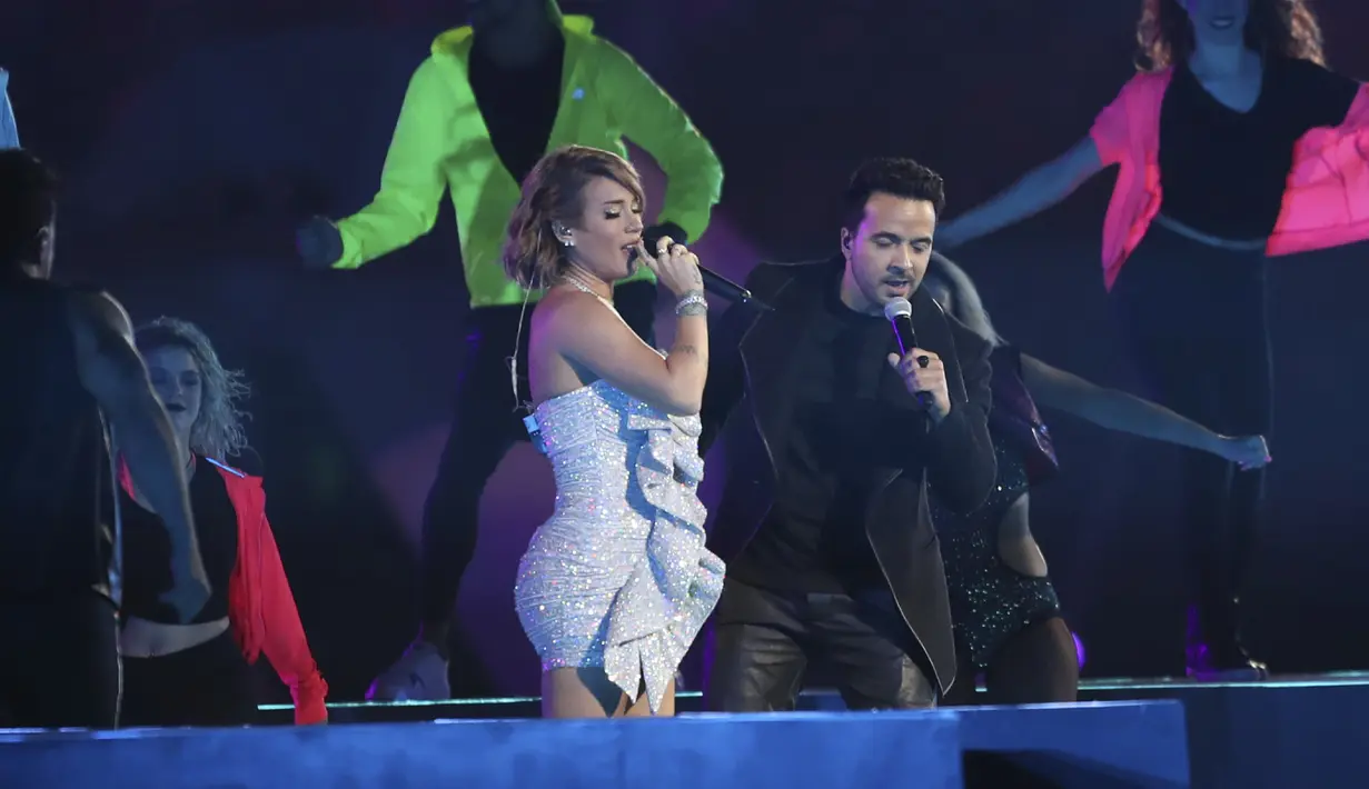 Penyanyi Puerto Rico Luis Fonsi tampil selama Upacara Pembukaan untuk Pan American Games 2019 di Estadio Nacional, Lima, Peru (26/7/2019). Pan American Games XVIII diadakan dari 26 Juli hingga 11 Agustus 2019. (AP Photo/Fernando Vergara)