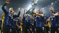 Para pemain Inter Milan merayakan dengan trofi setelah menang atas Juventus pada pertandingan final Piala Super Italia di Milan, Italia, Kamis (13/1/2022). Inter Milan menang tipis atas Juventus 2-1 lewat perpanjangan waktu. (Spada/LaPresse via AP)