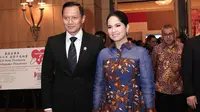 Bergaun batik nan anggun, Annisa Pohan menemani AHY menghadiri resepsi Hari Ulang Tahun Kaisar Naruhito di salah satu hotel berbintang di Jakarta. (Foto: Dok. Instagram @agusyudhoyono)