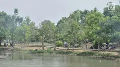 Warga saat bersantai di Taman Cempaka, Cipayung, Jakarta Timur, Minggu (7/7/2019). Taman yang memiliki luas sekitar 64 hektare tersebut menjadi destinasi favorit warga untuk menghabiskan akhir pekan bersama keluarga karena tidak dipungut biaya alias gratis. (merdeka.com/Iqbal S Nugroho)
