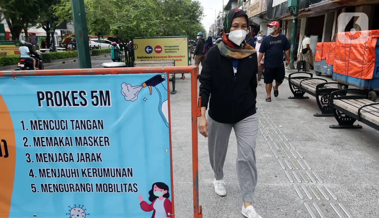 Aktivitas masyarakat di kawasan Jalan Malioboro, Yogyakarta, Minggu (10/10/2021). Wisatawan yang berkunjung di kawasan wisata Yogyakarta wajib mematuhi dan menerapkan protokol kesehatan karena Daerah Istimewa Yogyakarta masih berstatus PPKM level 3. (Liputan6.com/Helmi Fithriansyah)