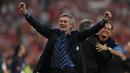 Jose Mourinho. Pelatih asal Portugal berusia 59 tahun yang baru semusim menukangi AS Roma sejak didatangkan dari Tottenham Hotspur pada awal musim 2021/2022 ini mampu membawa FC Porto dan Inter Milan berlaga di final Liga Champions. Bersama FC Porto ia melakukannya satu kali pada musim 2003/2004 dan berbuah gelar juara usai menang 3-0 atas AS Monaco. Sementara Inter Milan juga dibawanya 1 kali ke final pada musim 2009/2010 dan kembali berujung trofi usai menang 2-0 atas Bayern Munchen. (AFP/Christophe Simon)