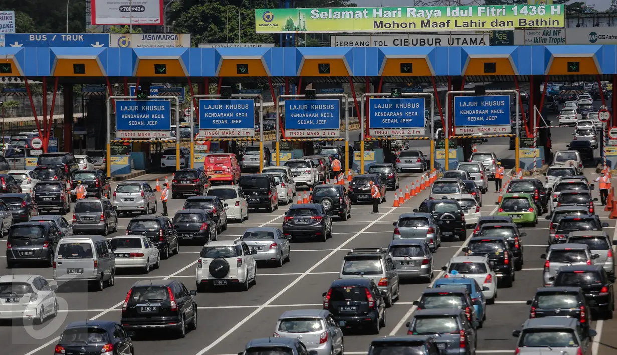 Sejumlah mobil melintas di Tol Jagorawi, Jakarta, Jumat (17/7/2015). Libur Idul Fitri dan cuti bersama dimanfaatkan warga Jakarta dan sekitarnya untuk bersilaturahmi dan berwisata bersama keluarga di sejumlah tempat wisata. (Liputan6.com/Faizal Fanani)