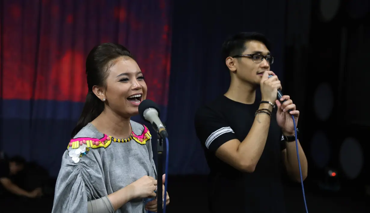 Afgan dan Rossa yang merupakan bintang tamu di konsernya ini melakukan sesi latihan terakhir sebelum bertolak ke Malaysia. (Wimbarsana/Bintang.com)