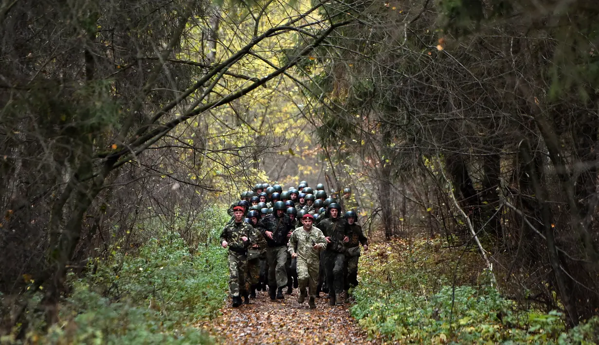 Tentara Kementerian Dalam Negeri Belarus ikut serta dalam ujian kualifikasi memperoleh 'Madder Beret' di desa Volovshchina, Minsk, Selasa (23/10). Madder Beret, simbol bergengsi atas pencapaian tertinggi dalam pelatihan tempur Belarus. (Sergei GAPON/AFP)