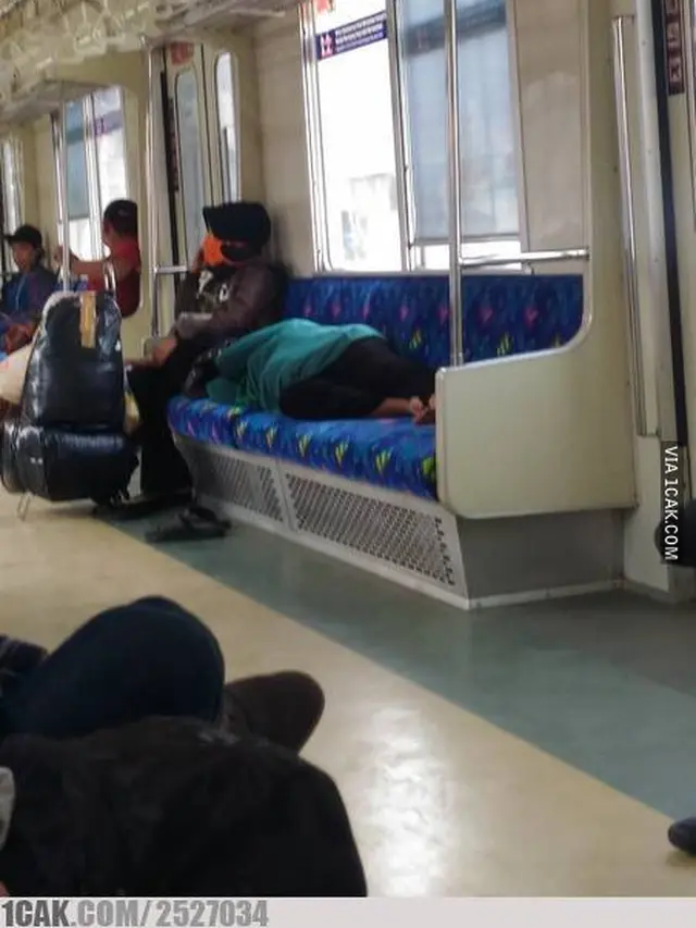 6 Kelakuan Orang Tidur di KRL Ini Bikin Geleng Kepala