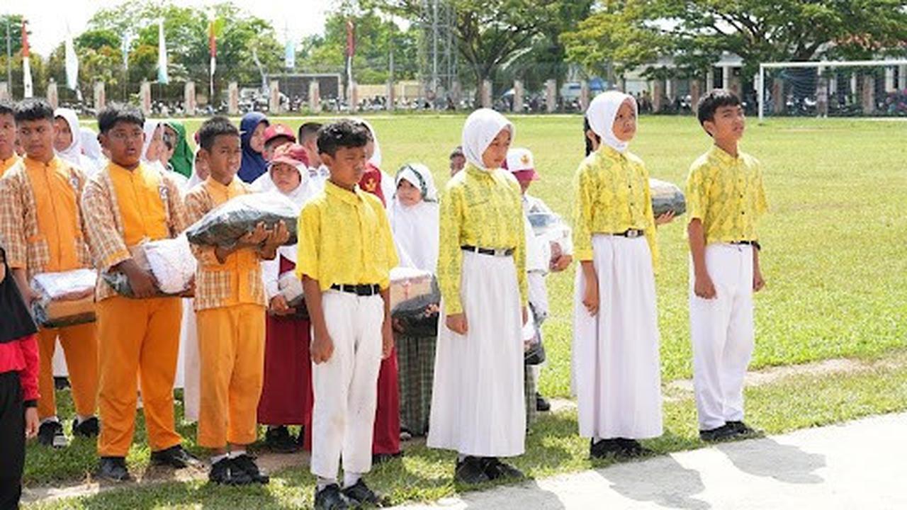 Wali Kota Bontang Neni Moerniaeni Serahkan Seragam dan Tablet Gratis untuk Siswa di Momentum HUT ke-26 Pemkot Bontang