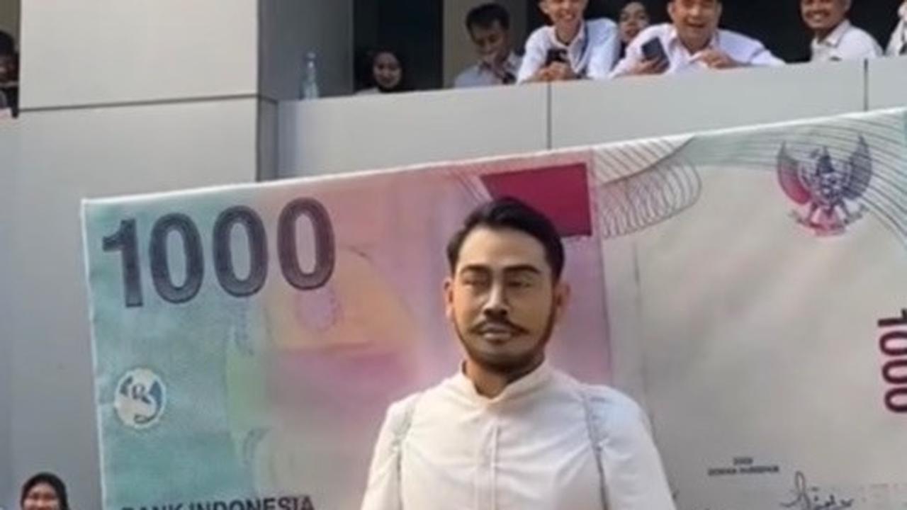 Viral Aksi Pria Cosplay Jadi Kapitan Pattimura di Lembaran Uang Rp1.000, Curi Perhatian Warganet