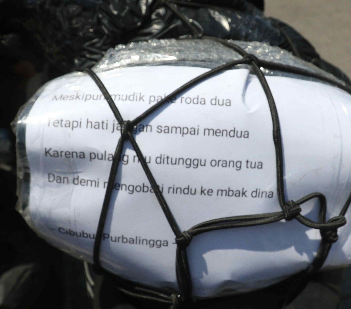 Sejumlah pemudik sepeda motor menuliskan pesan-pesan unik bertema pulang kampung. Momen ini dimanfaatkan mereka dengan membuat tulisan pesan unik tersebut yang dipasang pada bagian belakang sepeda motornya. Berikut pesan kocaknya: &copy;2023 Liputan6.com / He
