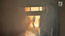 Petugas melakukan fogging nyamuk demam berdarah dengue (DBD) di salah satu rumah warga RW 01, Kelurahan Cipinang, Jakarta, Minggu (10/3). Fogging dilakukan setelah beberapa warga di permukiman tersebut terkena DBD. (merdeka.com/Iqbal Nugroho)