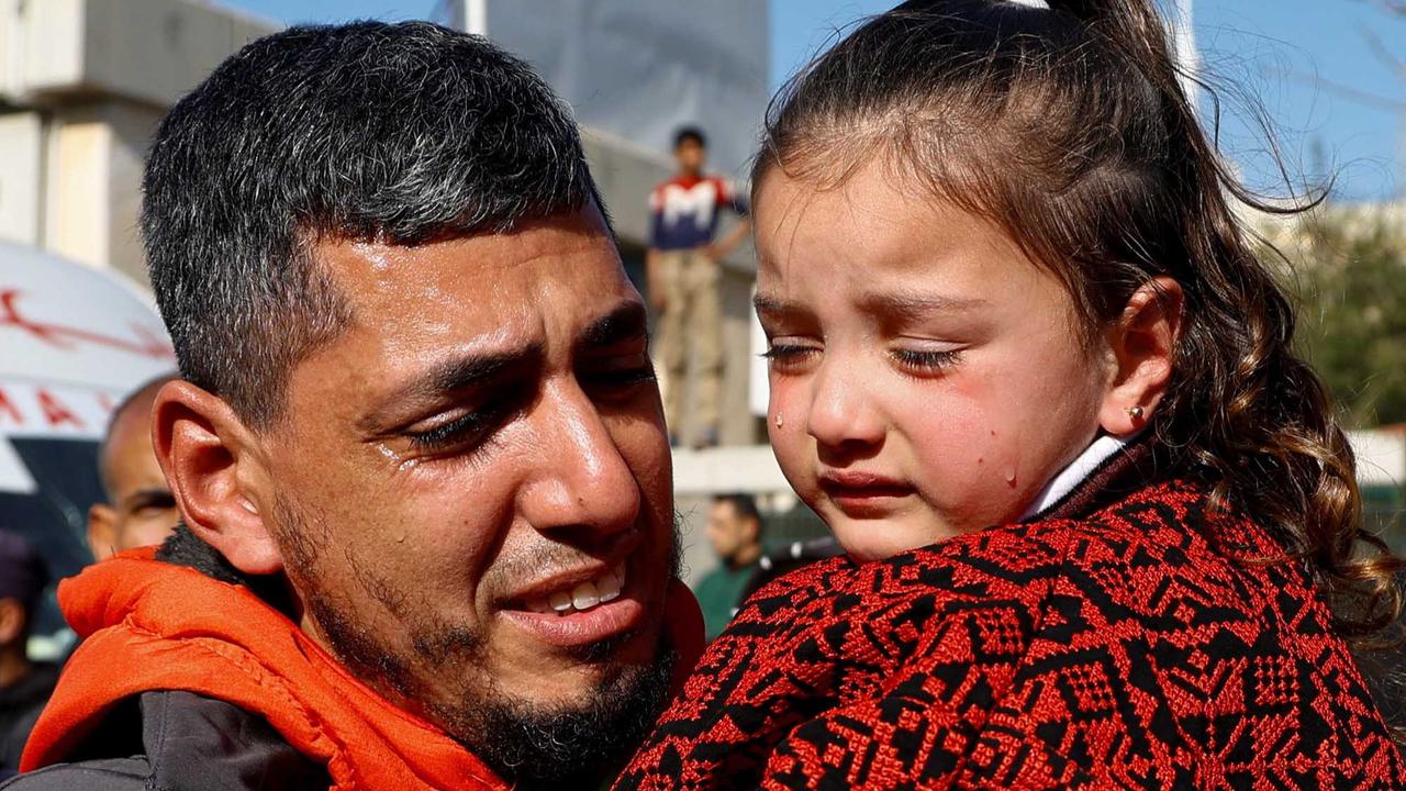 Momen Peluk Tangis Haru Pembebasan Sandera Warga Palestina