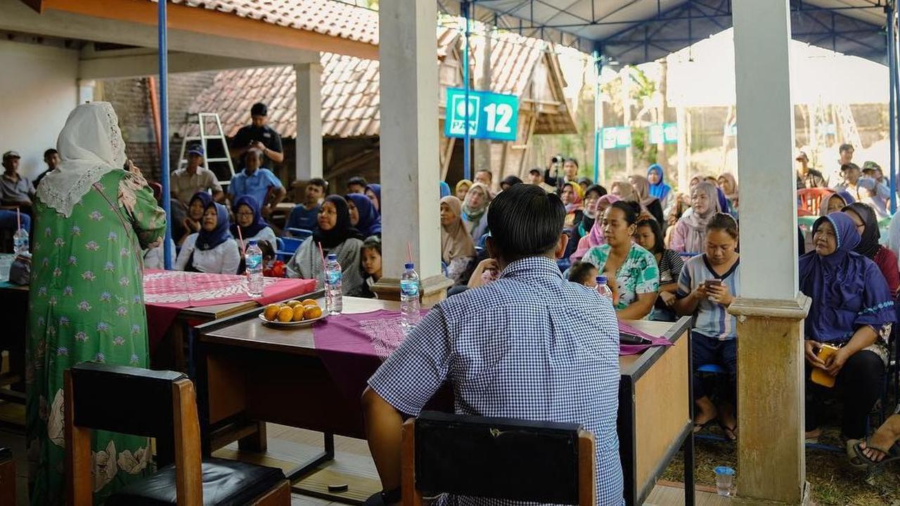 "Tersirat juga rasa bangga dengan karya para perempuan dan lansia di Sumedang, yang berdaya dan mandiri menghidupkan ekonomi keluarga dan lingkungan," lanjut Farah. <br>