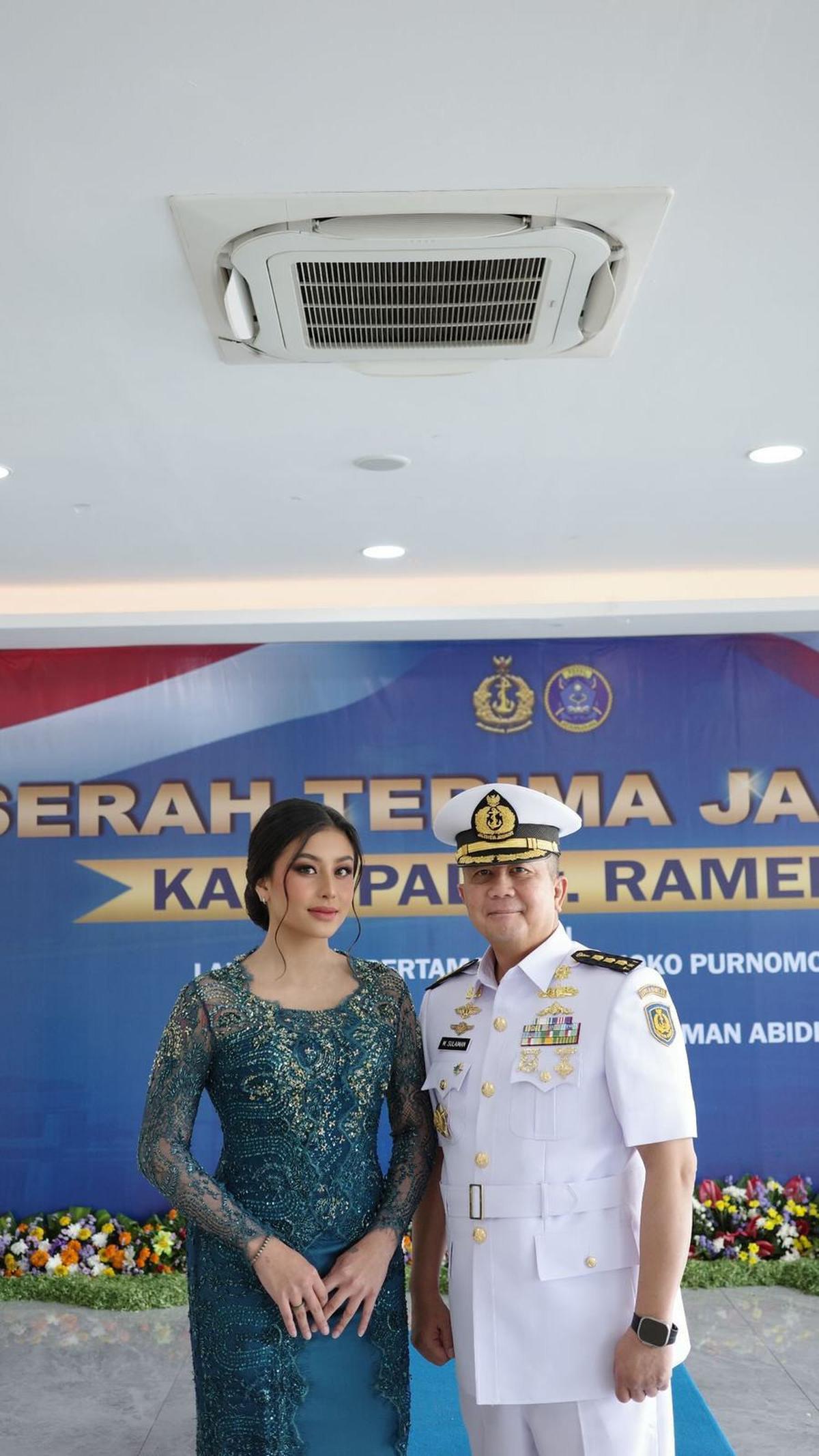 Tampil Anggun Berkebaya, 8 Potret Awkarin Dampingi sang Ayah Sertijab Jadi Kepala RSAL di Surabaya