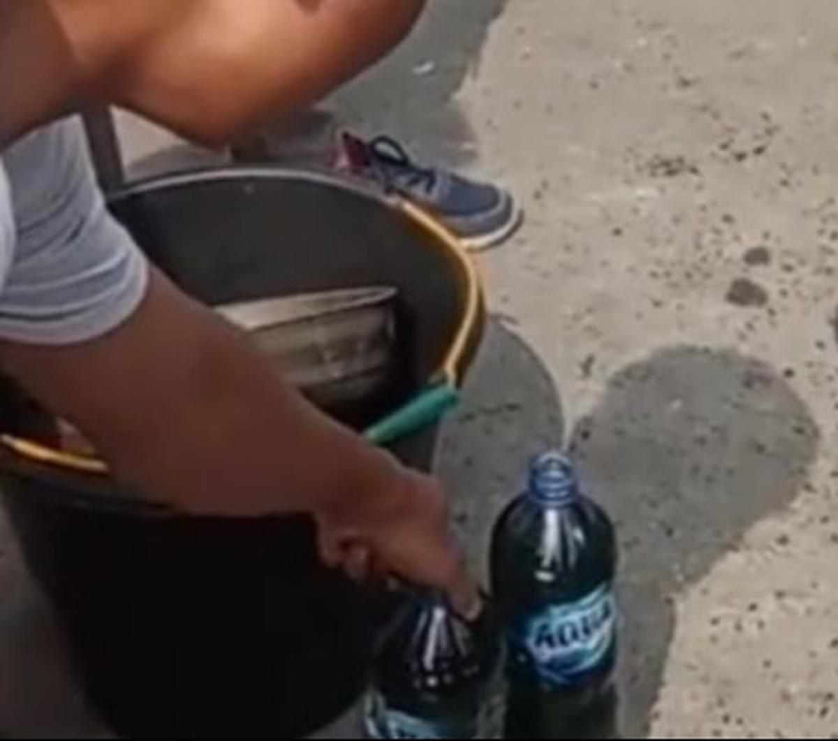 "kami membuktikan ke pada abang yang punya mobil, setelah di bongkar hasil nya minyak itu sesuai dengan jumlahnya 5 liter tetapi dia tidak percaya jugak kepada pekerja SPBU," terang pemilik akun.