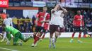 Reaksi kecewa striker Manchester City, Julian Alvarez (kanan) setelah gagal memaksimalkan peluang di depan gawang Luton Town pada laga pekan ke-16 Liga Inggris 2023/2024 di Kenilworth Road, Luton, Minggu (10/12/2023) malam WIB. (AP Photo/Kin Cheung)
