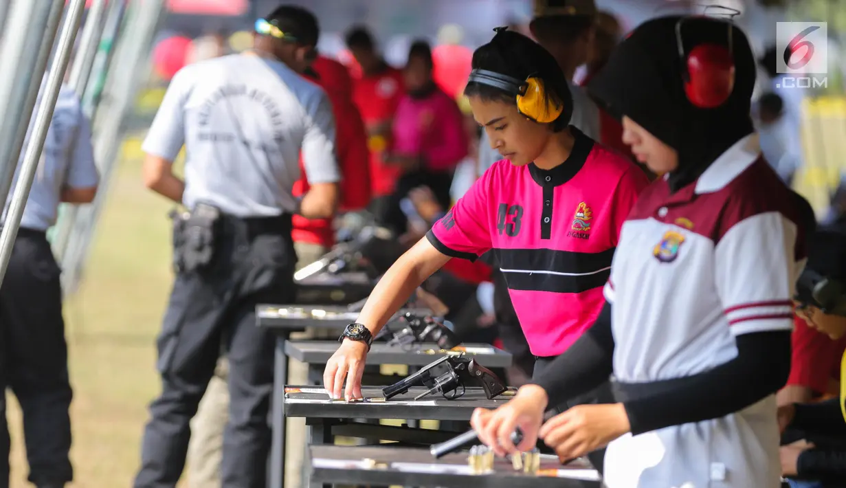 Polwan menyiapkan tembakannya saat mengikuti kejuaran menembak Polwan Cup tahun 2017 di Lapangan tembak Brimob, Kelapa Dua, Depok, Senin (4/9). Kejuaran ini digelar dalam rangka hut Polwan ke-69. (Liputan6.com/Faizal Fanani)