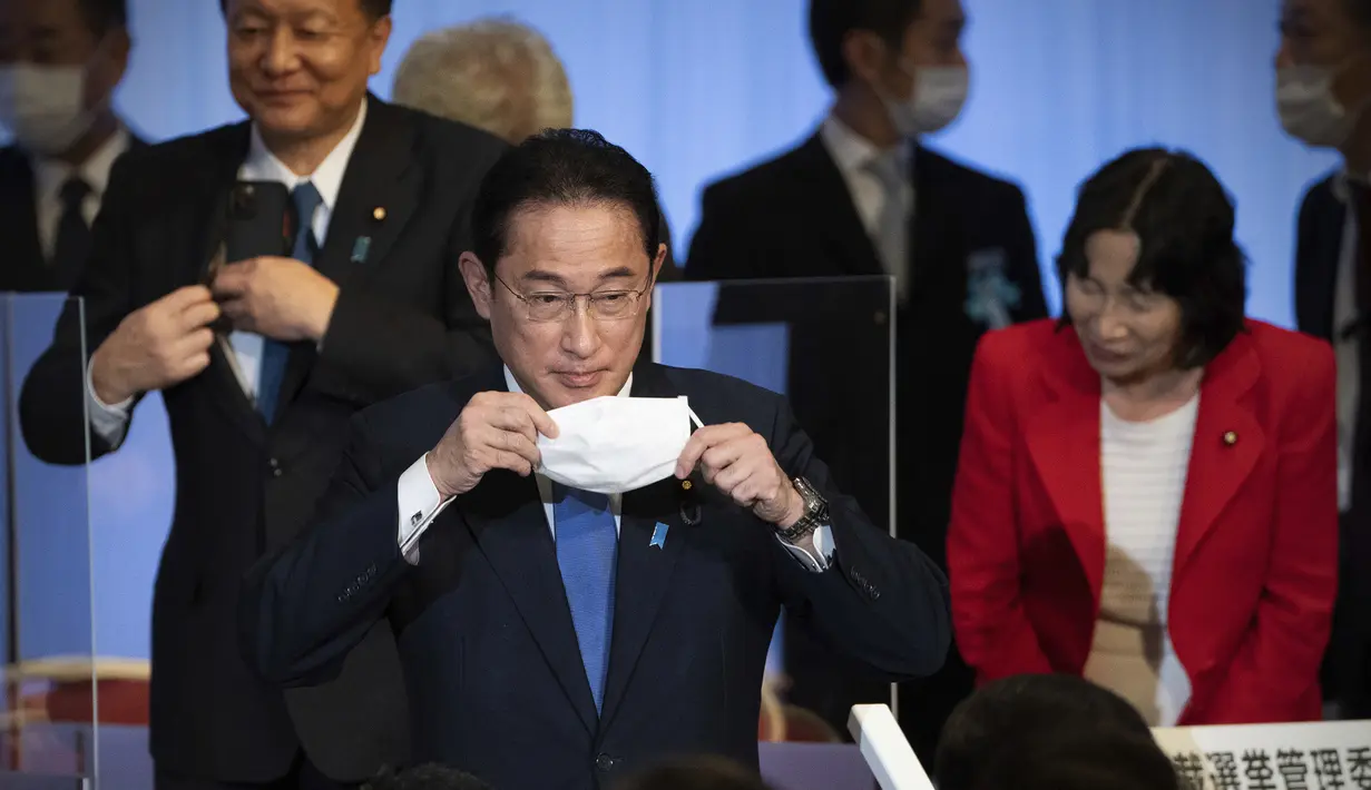 Mantan Menteri Luar Negeri Fumio Kishida mengenakan masker saat meninggalkan panggung setelah memenangkan pemilihan kepemimpinan Partai Demokrat Liberal di Tokyo, Rabu (29/9/2021). Kishida menang dalam pemilihan di parlemen menjadi perdana menteri Jepang yang baru. (Carl Court/Pool Photo via AP)